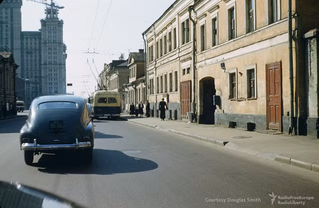 Đường Bolshaya Nikitskaya với tòa nhà chọc trời Kudrinskaya - một công trình mang phong cách thời kỳ Stalin - đang được xây dựng ở phía xa.