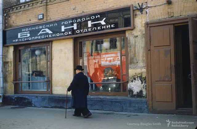 Tượng bán thân của nhà cách mạng Lenin được bày sau cửa kính của chi nhánh ngân hàng thành phố Moscow.