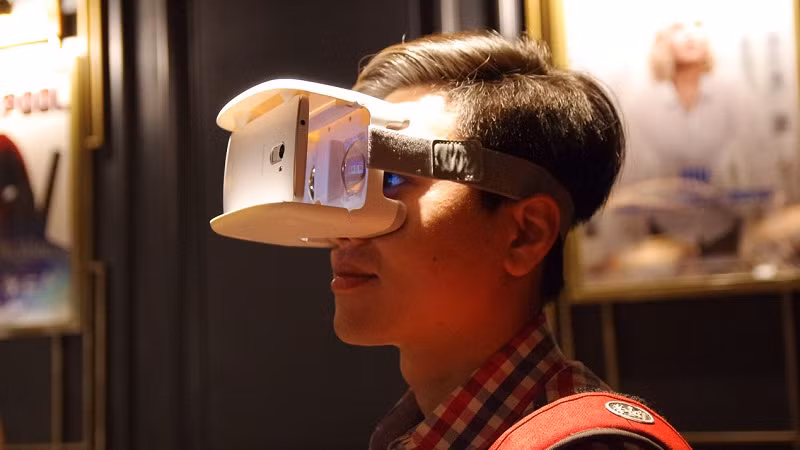  Lenovo ANT VR. Kính thực tế ảo Lenovo ANT VR có thiết kế dễ xếp gọn nên rất tiện lợi khi di chuyển. Mẫu kính này còn sở hữu thành phần thấu kính giúp giảm đáng kể tình trạng méo hình, góc nhìn 100 độ, tương thích tốt với smartphone kích thước màn hình từ 5 inch đến 6 inch có thể chuyển nội dung đa phương tiện bất kỳ thành định dạng nổi 3D. Hiện tại, kính ANT VR có giá bán ở mức 690.000 đồng, với 2 tùy chọn màu sắc; trắng hoặc đen. 