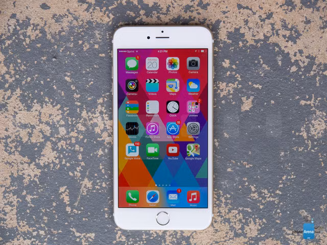  iPhone 6S/iPhone 6S Plus. Giống như iPhone 6S, phiên bản cỡ lớn iPhone 6S Plus sở hữu camera sau 12MP có khả năng quay video slow motion với độ phân giải 720p ở tốc độ 240 fps và độ phân giải 1080p ở tốc độ 120 fps. Tuy nhiên, khác với iPhone 6S chỉ hỗ trợ chống rung kỹ thuật số, iPhone 6S Plus tích hợp chống rung quang học, cho khả năng quay slow motion các đối tượng chuyển động tốt hơn. Đặc biệt, camera trước 5MP của bộ đôi iPhone 6S và iPhone 6S Plus cũng có khả năng quay video chuyển động chậm với chất lượng 720p ở tốc độ 240 fps và độ phân giải 1080p ở tốc độ 120 fps.