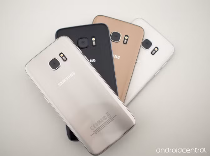Ở thị trường Việt Nam mức giá dự kiến của điện thoại Samsung Galaxy S7/ S7 edge lần lượt là 16.990.000 đồng và 19.990.000. Tuy nhiên chưa biết Samsung sẽ phân phối những màu sắc nào tại Việt Nam, nhưng dựa vào S6 Edge năm ngoái S7 sẽ có 3 màu cơ bản là Black, White và Gold. Trong khi đó tại châu Âu sẽ có đủ 4 màu Black, White, Gold và Silver. Vậy câu hỏi đặt ra là chọn màu sắc nào trong những màu sắc kể trên.
