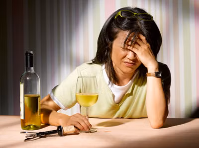Bạn nên bổ sung nước trước và trong quá trình uống rượu bia. uống rượu