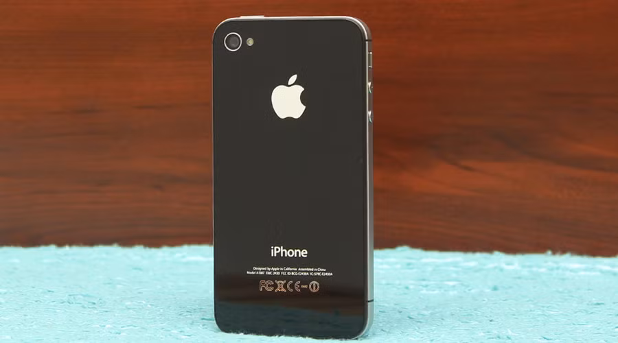  Apple iPhone 4s. Là smartphone giá rẻ, iPhone 4s có thiết kế nguyên khối hoàn hảo với từng đường vát, bo tròn sắc sảo. Viền kim loại sáng bóng, mặt lưng bằng kính bóng mượt đầy sang trọng. Màn hình Retina 3.5 inch dùng mặt kính cường lực Gorrila Glass 3 vừa hiển thị sắc nét mịn màng, vừa có khả năng chống xước rất cao. Chip A5, lõi kép xử lý nhanh gấp 2 lần, xử lý đồ họa gấp 7 lần iPhone 4 giúp máy chạy mượt mà mọi ứng dụng, game không hề giật, lag. Camera 8MP chụp ảnh cực chất, sắc nét chất lượng.
