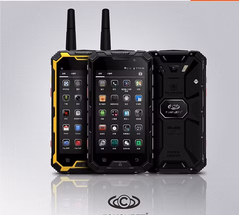  4. Conquest S8 Pro. Conquest S8 Pro là điện thoại thông minh được chứng nhận IP68. Ngoài ra, thiết bị còn được phủ kính cường lực Gorilla Glass 4 (khả năng chịu 80% cú rơi ở độ cao khoảng 1 m) trên màn hình IPS-LCD 5 inch. Thiết bị còn được trang bị bộ xử lý lõi tứ và bộ nhớ trong 16GB với đầu đọc microSD. Không giống như những mô hình cùng loại, Conquest S8 có hai ưu điểm lớn : khả SIM kép và khả năng do Walkie-Talkie cung cấp cho phép người dùng giao tiếp với các thiết bị khác trong gia đình trong phạm vi 5 km. Conquest cũng quyết định lắp một nhiệt kế trong điện thoại S8 Pro của mình cùng với pin 6000 mAh. Thiết bị có thể hoạt động 16 giờ với màn hình bật sáng liên tục hoặc 700 giờ ở chế độ chờ.