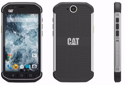  3. Caterpillar CAT S40. Được chứng nhận IP68, CAT S40 hoàn toàn «miễn dịch» với bụi và chịu bị ngâm nước dưới 1 m và trong khoảng thời gian 30 phút. Ngoài tính năng tương thích LTE 4G, CAT S40 đáp ứng tiêu chuẩn quân sự 810G. Tóm lại, đây là một chiếc điện thoại nồi đồng cối đá chống rung, chống sốc và rơi tự do (từ độ cao 1m8). Giống như Galaxy Xcover 3, thiết bị này cũng có thể chịu được nhiệt độ khắc nghiệt từ -25°C đến + 55°C. Một số thông số kỹ thuật khác : màn hình 4,7 inch, bộ xử lý lõi tứ, 16 GB không gian lưu trữ, đầu đọc thẻ nhớ microSD, pin 3000 mAh (khả năng đàm thoại trong vòng 18 giờ hoặc điện thoại chờ trong vòng 40 ngày). 
