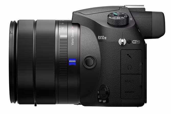 Ở mặt sau, RX10 III sử dụng kính ngắm OLED 2,36 triệu điểm ảnh, phóng đại 0.70x và màn hình LCD 3 inch 1.228 triệu điểm ảnh có khả năng xoay lật. Sony cho biết, RX10 III sẽ lên kệ trong tháng Năm tới với giá 1.500 USD (khoảng 33 triệu đồng).