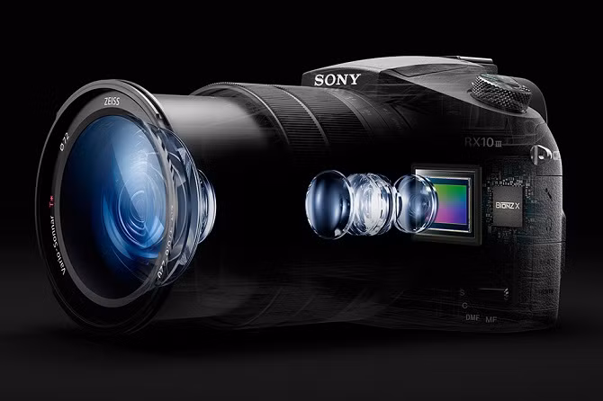 Theo Petapixel ống kính ZEISS Vario-Sonnar T* mới được Sony tích hợp trên máy ảnh Sony RX10 III có tiêu cự 24-600mm f/2.4-4.0. Ống kính bao gồm 8 thấu kính ED, 1 super ED và 2 thấu kính phi cầu ED, khoảng cách lấy nét gần nhất ở 600mm là 72 cm.