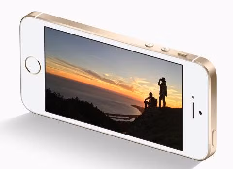 Thậm chí, nhiều người dùng Việt còn cho rằng Apple cạn ý tưởng khi cho ra đời iPhone SE, trong khi đây là chiến lược kinh doanh của hãng này, muốn nhắm vào mục tiêu doanh số, hướng đến số đông người mua có nhu cầu với mảng smartphone giá tầm trung.