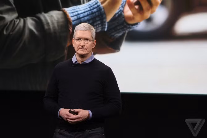  Apple cam kết bảo vệ iPhone trước FBI. Apple đã sử dụng sự kiện đêm qua để thể hiện rõ quyết tâm trong cuộc chiến với FBI về việc bảo mật dữ liệu trên iPhone. Tim Cook đã không phí thời gian và mở màn sự kiện ra mắt iPhone SE/iPad mới bằng những lời bình luận về cuộc chiến pháp lý của hãng với FBI. "Chúng tôi tin tưởng mạnh mẽ rằng chúng tôi có trách nhiệm giúp bạn bảo vệ dữ liệu và bảo vệ sự riêng tư của bạn. Chúng tôi bảo vệ nó cho khách hàng của mình và chúng tôi bảo vệ nó cho đất nước này. Đó là vấn đề ảnh hưởng đến tất cả chúng ta và chúng tôi sẽ không chối bỏ trách nhiệm này".