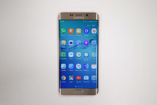 1. Samsung (doanh số: 322 triệu máy, chiếm 22,4% thị phần).