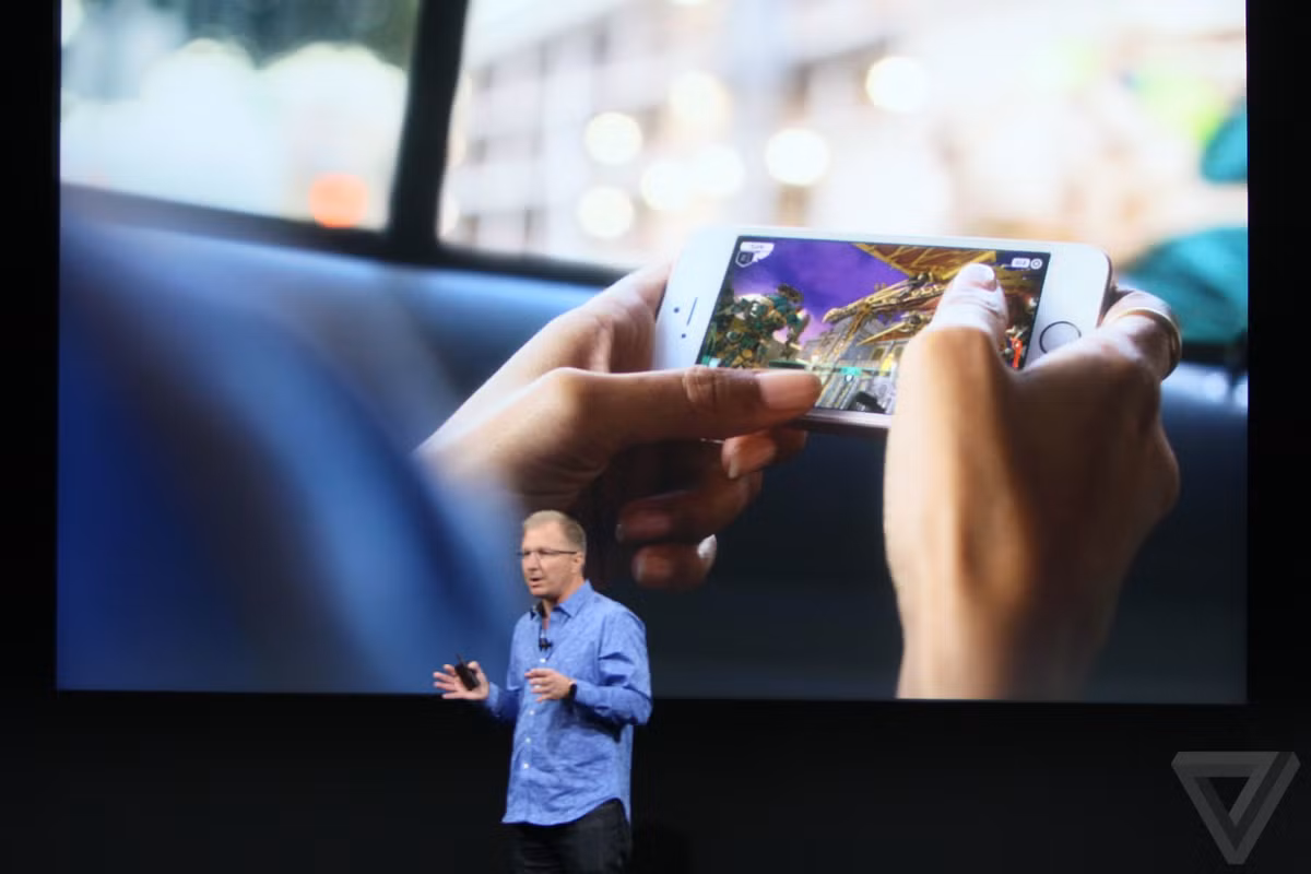 Máy hỗ trợ kích hoạt Siri bằng khẩu lệnh "Hey Siri".