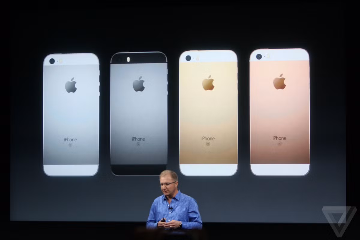 Cụ thể, iPhone SE có màn hình 4 inch và được trang bị vi xử lý A9 cùng với vi xử lý chuyển động M9 giống với iPhone 6s.