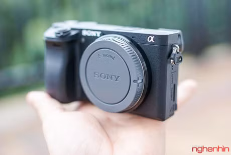 Thân máy có một chút dày hơn và nặng hơn so với Alpha 6000.