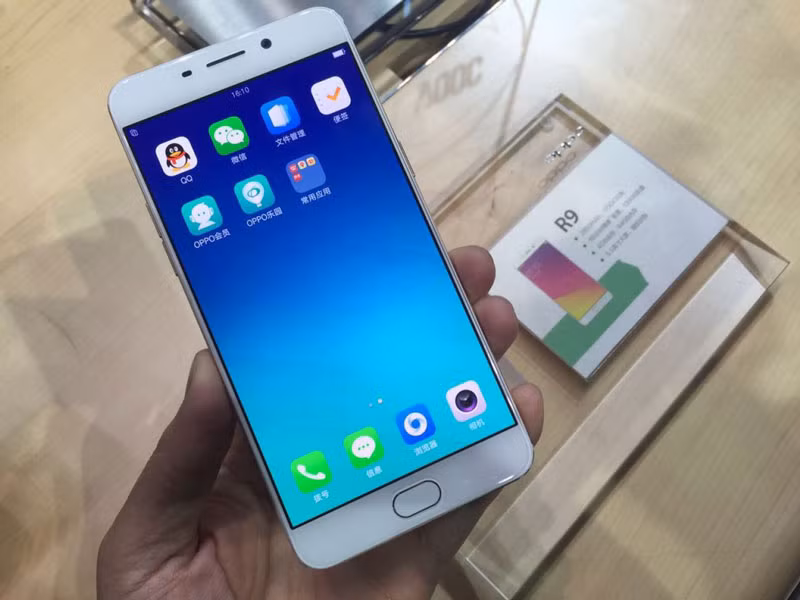 Camera chính của Oppo R9 có độ phân giải 16 MP sử dụng cảm biến Sony IMX298 với công nghệ ISOCELL của Samsung, khẩu độ f/2.0.