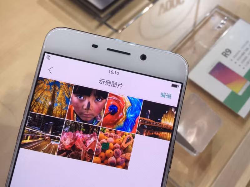 Oppo R9 được bán ra tại Trung Quốc kể từ ngày 24/3 với giá 2.799 nhân dân tệ (tương đương 9,49 triệu đồng). Máy có 2 màu là vàng và vàng hồng.