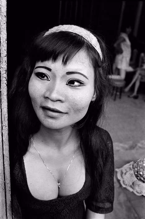 Chân dung một "gái bán hoa" ở miền Nam Việt Nam năm 1970. Ảnh: Philip Jones Griffiths.