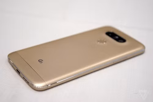 So với những hình ảnh rò rỉ chất lượng thấp, chiếc LG G5 bản chính thức cho cảm giác sang trọng và mềm mại. The Verge cho biết, G5 giống như một bản thu gọn của chiếc Nexus 6 do Huawei sản xuất, ít nhất là về cảm giác cầm nắm.