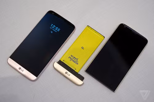 Một trong những điểm độc đáo của G5 là nắp đuôi tháo rời, giúp người dùng dễ dàng thay thế viên pin 2.800 mAh của máy và lắp khe cắm thẻ nhớ rời.