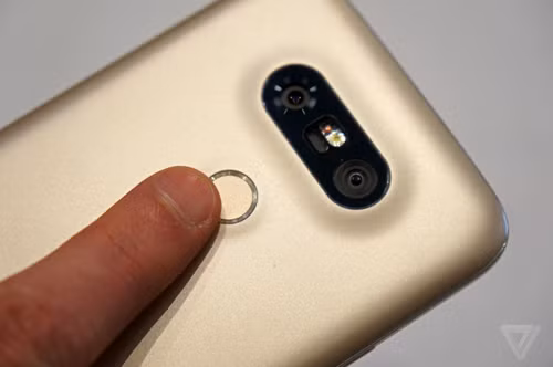 Một trong những điểm độc đáo của LG G5 chính là thiết kế camera kép. Một trong hai camera này có độ phân giải 16 megapixel, chiếc còn lại có độ phân giải 8 megapixel. 2 camera này có thể hoạt động độc lập, trong đó camera 8 megapixel chuyên để chụp phong cảnh hoặc kiến trúc do góc nhìn rộng (135 độ), hoặc người dùng có thể kết hợp 2 camera để tạo những hiệu ứng đẹp mắt. Việc chuyển đổi giữa 2 camera diễn ra nhanh.