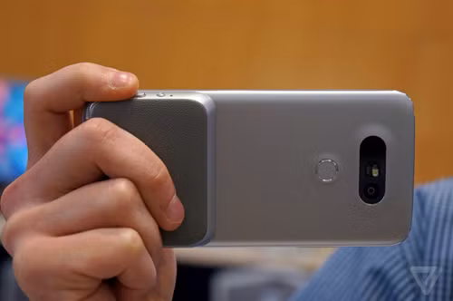 Trong khi đó, Cam Plus bổ sung pin ngoài, nút quay phim, chụp hình cứng, nút zoom. LG gọi đây là "những người bạn" của G5. Ngoài 2 phụ kiện nói trên, LG còn giới thiệu hàng loạt phụ kiện nhưLG 360 Cam, LG 360 VR,Rolling Bot - thứ đồ chơi dùng G5 điều khiển để theo dõi trong nhà hoặc chơi với thú cưng. Một trong những điểm người dùng thắc mắc nhất là giá bán của các phụ kiện này lại chưa được tiết lộ.