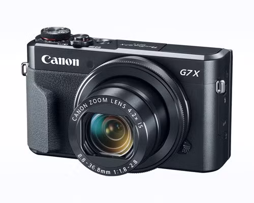 Phiên bản G7x nguyên thuỷ là máy ảnh với cảm biến 1 inch đầu tiên của Canon. Đây cũng là mẫu được đánh giá có được sự cân bằng tối ưu giữa chất lượng hình ảnh và tính di động tốt.