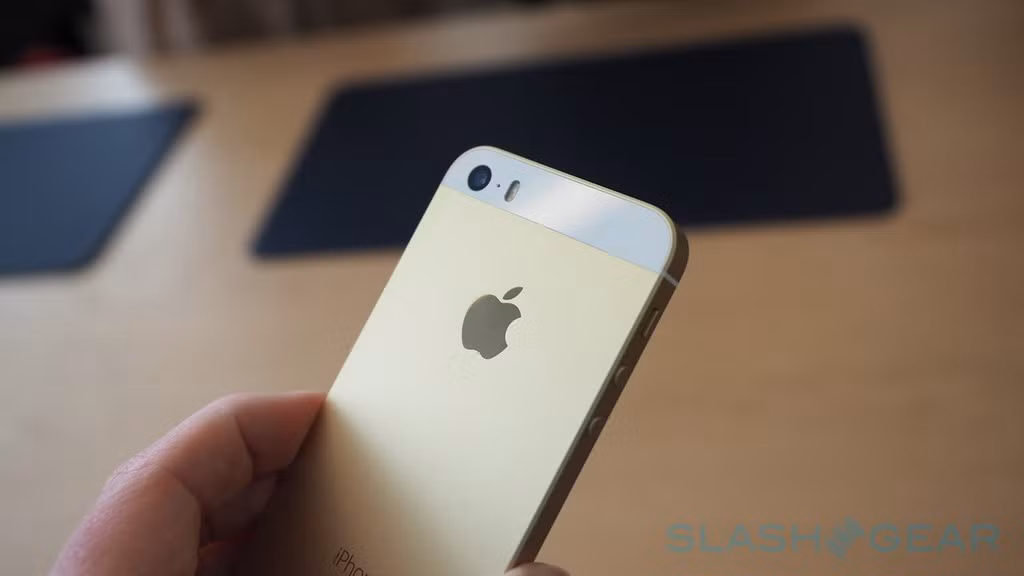 Apple trang bị cho iPhone SE khả năng kết nối 4G nhanh hơn với tốc độ tối đa 150 Mbps và Wi-Fi chuẩn AC mới. Pin cũng được làm tốt hơn, nhưng chưa rõ mức dung lượng cụ thể.