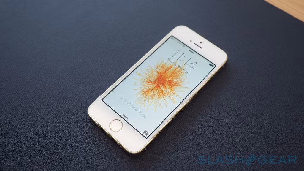 Về cơ bản, điện thoại iPhone SE có vẻ ngoài trông giống với iPhone 5S nhưng dày dặn hơn. Máy được trang bị chip xử lý A9, camera 12 MP, hỗ trợ quay video 4K và có tính năng Live Photos.