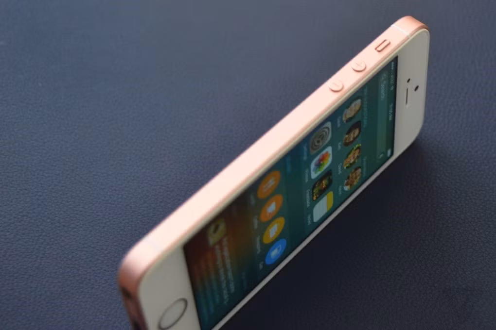 Cách bố trí các phím cứng tương tự iPhone 5S.