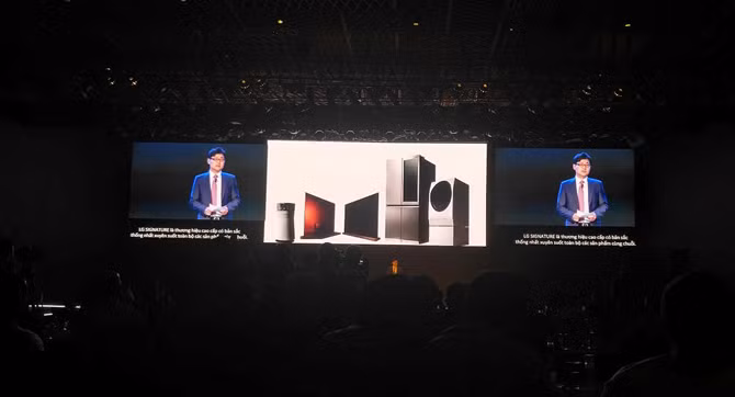 Sau khi ra mắt tại MWC 2016 và InnoFest ở quê nhà Hàn Quốc, dòng sản phẩm LG Signature đã chính thức được giới thiệu tới thị trường Việt Nam. Mở đầu sự kiện, ông Kim Young Lak, Tổng giám đốc LG Việt Nam, chia sẻ: “Chúng tôi cam kết sẽ không ngừng nỗ lực để phát triển những sản phẩm sáng tạo và triển khai các hoạt động tiếp thị hiệu quả để củng cố vị thế dẫn đầu thị trường.