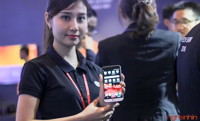 Một sản phẩm đáng chú ý khác sẽ chính thức được ra mắt tại Việt Nam dịp này là chiếc smartphone cao cấp thế hệ mới LG G5. Tiếp nối mẫu smartphone chụp ảnh LG G4 nhưng LG G5 mang trong mình một “hơi thở” hoàn toàn mới với thiết kế bằng kim loại nguyên khối, có cơ chế tháo pin dạng trượt và khả năng thay module cho trải nghiệm dùng hoàn hảo.