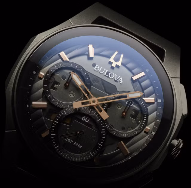  Bulova CURV. Bulova CURV là chiếc đồng hồ Chronograph đầu tiên trên thế giới có thiết kế dạng cong ôm trọn cổ tay người đeo. 