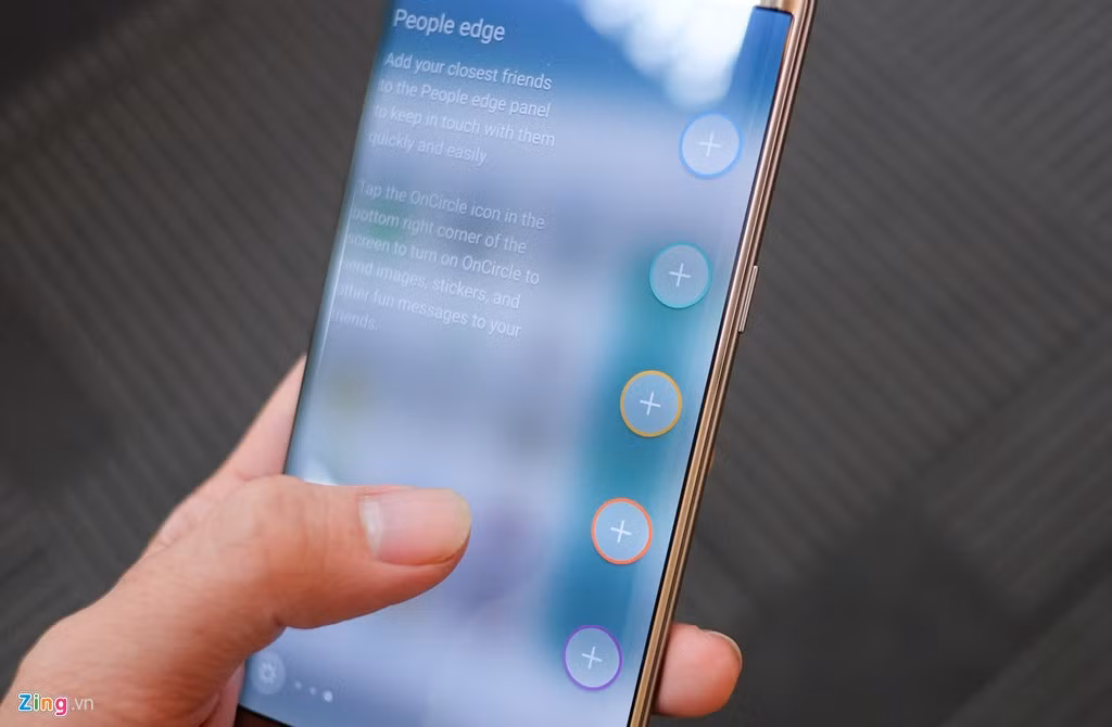 Phần mép cong trên màn hình của S7 edge là nơi người dùng có thể tận dụng tính năng Apps Edge hoặc People Edge.