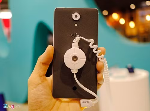 Mặt lưng của máy có hiệu ứng nhám mịn, tương tự như mẫu OnePlus Two.