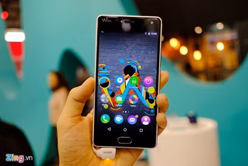 Ngam loat smartphone vo kim loai gia re sap ve VN