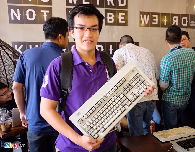 Tương tự, mẫu IBM Model M 1996 của Lê Hồng Tuyên, sinh viên Đại học Quốc tế TP HCM, cũng là một trong những mẫu Mechkey đồ cổ nhưng còn khá mới, có giá trị sưu tầm. Giá bán của bàn phím này khoảng 300 USD, tương đương 6,7 triệu đồng.