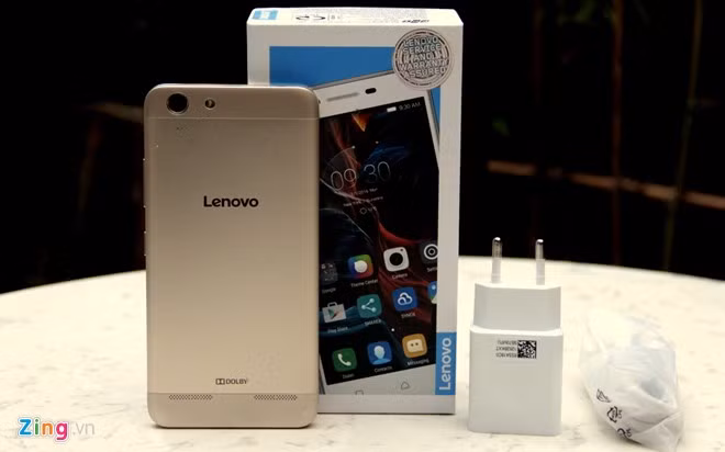 Phụ kiện đi kèm bao gồm sạc, cáp microUSB, sách hướng dẫn và miếng dán màn hình, không có tai nghe. Máy được bán trên toàn quốc với giá 4 triệu đồng.