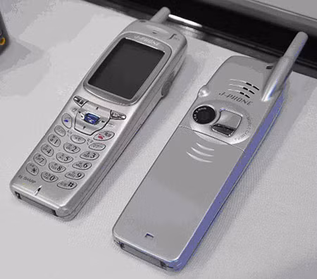Lại một sản phẩm mang tính đột phá nữa khi Sharp giới thiệu chiếc điện thoại chụp ảnh đầu tiên trên thế giới: J-SH04. Chiếc điện thoại này cho phép người dùng chụp những bức ảnh có độ phân giải 0,1 megapixel và gửi được qua mạng di động.