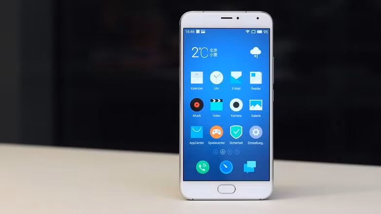  Meizu Pro 5. Ngay từ khi trình làng, sản phẩm này đã được nhà sản xuất ôm tham vọng để cạnh tranh với iPhone 6s Plus và cả Note 5 của Samsung. Về tổng thể, Meizu Pro 5 được chế tác từ nhôm nguyên khối khá bắt mắt và vẫn chịu ảnh hưởng từ ngôn ngữ thiết kế của iPhone 6s. Máy sở hữu màn hình Super AMOLED cỡ 5,7 inch, độ phân giải fullHD, chip 64 bit Exynos 7420 của Samsung – giống như Galaxy S6, bộ nhớ RAM có hai tùy chọn 3GB hoặc 4GB, bộ nhớ trong 32GB/64GB (hỗ trợ thẻ nhớ 128GB). Mặt sau máy tích hợp bộ cảm biến Sony IMX230 21MP, hỗ trợ lấy nét laser, đèn flash 2 tone màu, quay phim 4K. Camera trước 5MP và cảm biến vân tay khá nhạy.