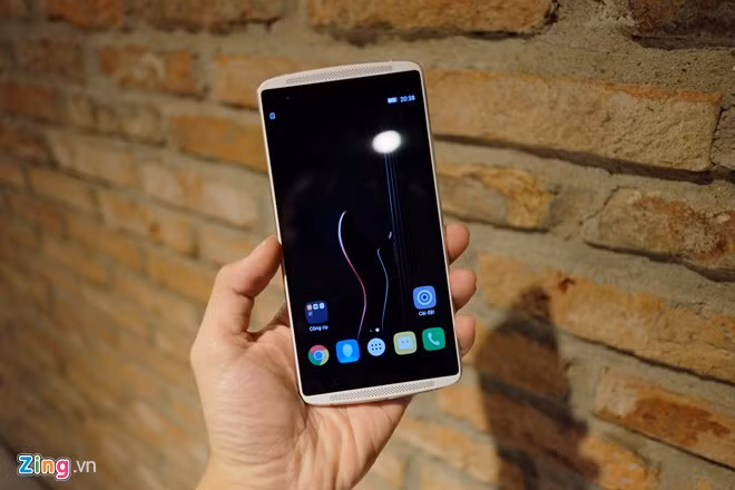 Cao cấp nhất trong loạt sản phẩm mới của Lenovo là mẫu Vibe X3, có giá 8,8 triệu đồng tại Việt Nam. Máy có màn hình 5,5 inch độ phân giải Full HD, chip xử lý Qualcomm Snapdragon 808 tám nhân, RAM 3 GB.