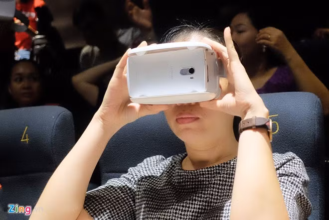Hãng gọi đây là công nghệ TheaterMax, giúp người dùng có cảm giác như đang xem phim màn hình lớn tại rạp. ANT VR có giá 690.000 đồng tại Việt Nam. Hiện chỉ có loạt smartphone mới của Lenovo hỗ trợ sẵn tính năng chia đôi màn hình để hỗ trợ kính ANT VR. Với những smartphone khác, người dùng cần cài ứng dụng riêng để tương thích.