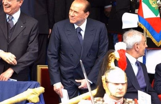 Hành động kỳ quặc chốn đông người của cựu Thủ tướng Italy Silvio Berlusconi.