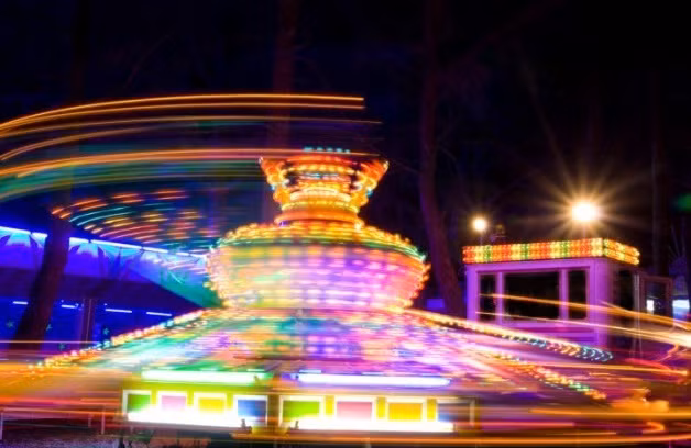  10. Công viên Kings Island tại Mason, bang Ohio - Ngày 6/9/1991, tử thần ghé thăm công viên giải trí Kings Island. Một tai nạn khiến một thanh niên rơi xuống hồ. Một người bạn của anh ta, William Haithcoat 20 tuổi và Darrel Robertson, một nhân viên của công viên, cố gắng cứu anh ta. Nhưng cả ba sau đó bị điện giật, khiến Haithcoat và Robertson tử vong.