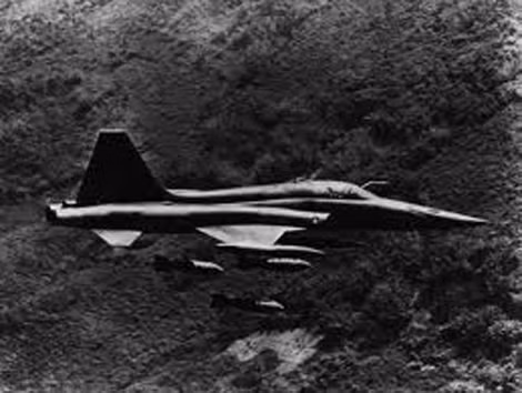 F-5 ném bom.