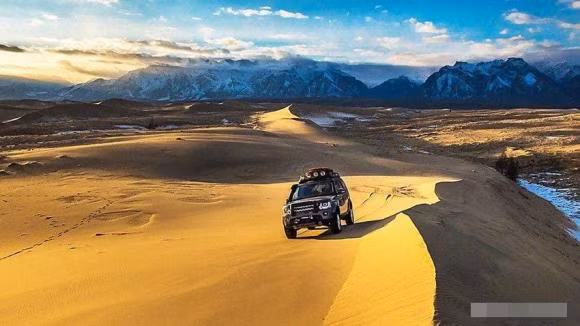 br/> Toàn bộ sa mạc được bao quanh bởi hồ, sông và những ngọn núi phủ tuyết trắng, khiến nó trở thành sa mạc kỳ lạ nhất trên thế giới. Sa mạc Chara đã bị các nhà địa lý trên toàn thế giới chế giễu là “thế giới sa mạc bị ruồng bỏ”. Do môi trường tự nhiên, sa mạc này ngày càng nhỏ dần, từ dài 30 km trước đây rộng 16 km, nó tự động thu nhỏ lại kích thước hiện tại, dài 10 km và rộng 5 km.