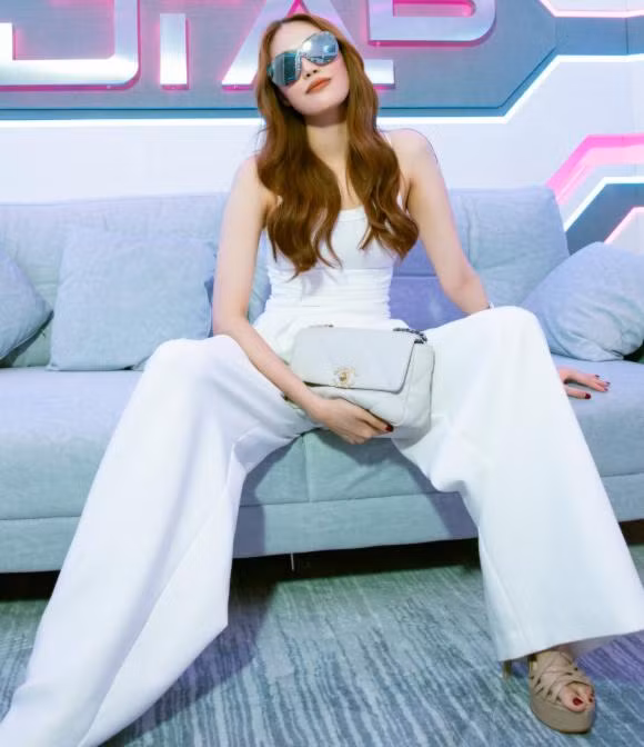 Nhan sac Lan Khue hiem hoi tai xuat qua ong kinh camera thuong-Hinh-2