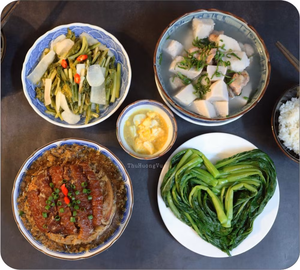 Chia sẻ với 2Sao.vn, chị cho biết: ''Nhà mình có ông chồng chỉ thích ăn ở nhà và lũ trẻ chỉ thèm cơm mẹ nấu nên thành ra mình xoay vòng vòng 365 món đủ kiểu bốn mùa xuân, hạ, thu, đông... Thời tiết mùa đông đã lạnh rồi.. thay thế bát canh cua mồng tơi, thịt luộc, cà pháo là những món ấm nóng xào, sốt đưa cơm, hao gạo vô cùng. Thưởng thức các món ăn đậm đà ăn cùng với cơm gạo mới quả thực rất đưa cơm. Mâm cơm ngon miệng, đậm đà, luôn cho ta cảm giác gia đình thêm hòa thuận, đầm ấm hơn''.