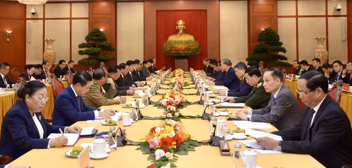 Ngày 11/9, tại Thủ đô Hà Nội, đã diễn ra Cuộc gặp cấp cao giữa Đảng Cộng sản Việt Nam và Đảng Nhân dân Cách mạng Lào do Tổng Bí thư, Chủ tịch nước Tô Lâm và Tổng Bí thư, Chủ tịch nước Lào Thongloun Sisoulith đồng chủ trì. Đây là cơ chế hợp tác có ý nghĩa quan trọng trong quan hệ giữa hai Đảng, hai nước, góp phần tăng cường và làm sâu sắc hơn nữa quan hệ đoàn kết đặc biệt giữa hai Đảng, hai Nhà nước và nhân dân hai nước Việt Nam - Lào.