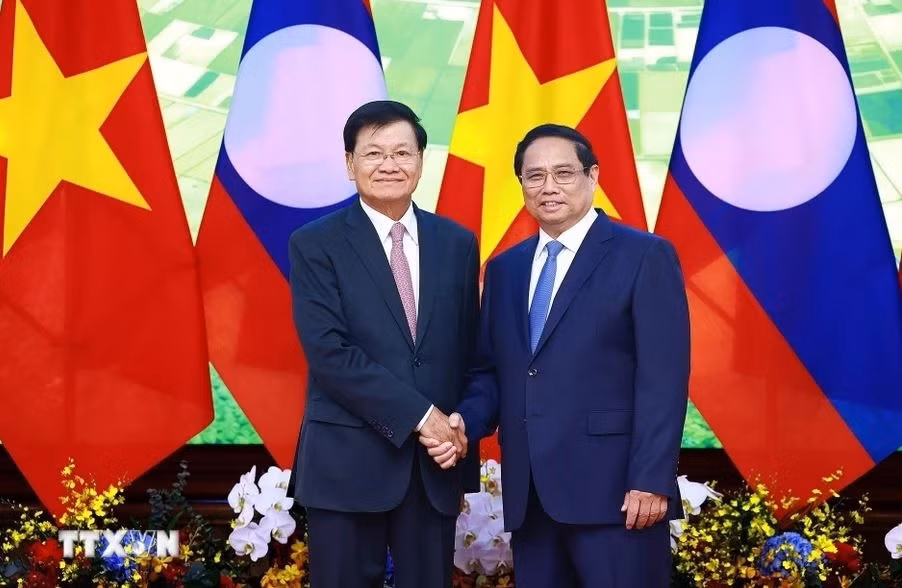 Hội kiến với Thủ tướng Phạm Minh Chính, Tổng Bí thư, Chủ tịch nước Lào Thongloun Sisoulith đã gửi lời thăm hỏi chân thành đến nhân dân Việt Nam anh em, nhất là những địa phương và người dân bị ảnh hưởng trong đợt thiên tai do cơn bão số 3 gây ra.