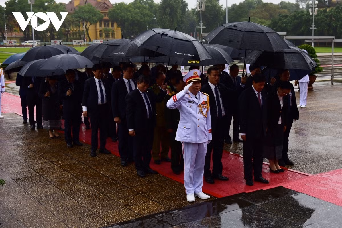 Sáng (11/9), Tổng Bí thư, Chủ tịch nước Lào Thongloun Sisoulith và Phu nhân đến đặt vòng hoa, vào Lăng viếng Chủ tịch Hồ Chí Minh. Vòng hoa của đoàn mang dòng chữ: "Chủ tịch Hồ Chí Minh sống mãi trong sự nghiệp cách mạng của chúng ta".
