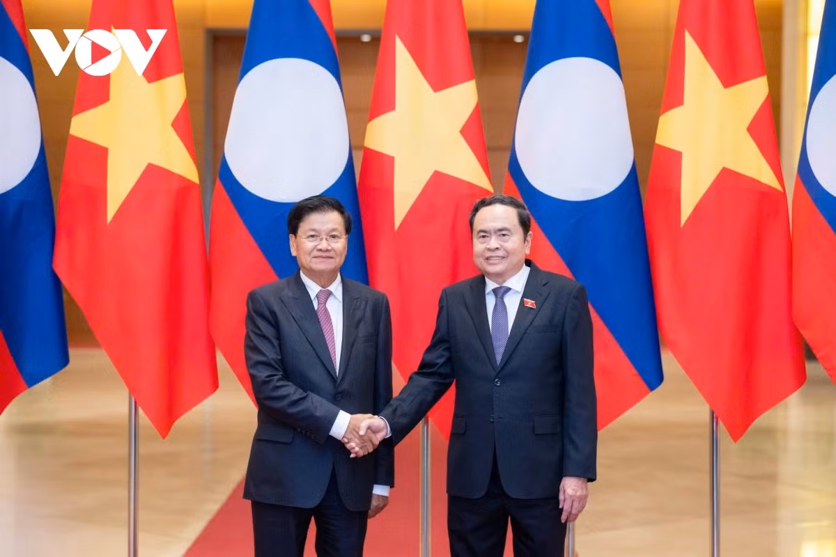 Chiều 11/9, Chủ tịch Quốc hội Trần Thanh Mẫn đã hội kiến Tổng Bí thư, Chủ tịch nước Lào Thongloun Sisoulith. Tại cuộc hội kiến, Chủ tịch Quốc hội Trần Thanh Mẫn khẳng định, Quốc hội Việt Nam tiếp tục ủng hộ, hỗ trợ Lào đảm nhiệm thành công vai trò Chủ tịch ASEAN và Chủ tịch AIPA 45; sẵn sàng chia sẻ kinh nghiệm, hỗ trợ chuyên môn trong các vấn đề Việt Nam có thế mạnh như việc giám sát tình hình thực hiện dự toán ngân sách, xây dựng hàng lang pháp lý; giám sát các dự án hợp tác trọng điểm giữa hai nước.